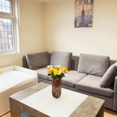 ロンドンFirst Floor Flat 1 Northwoodアパートメント エクステリア 写真