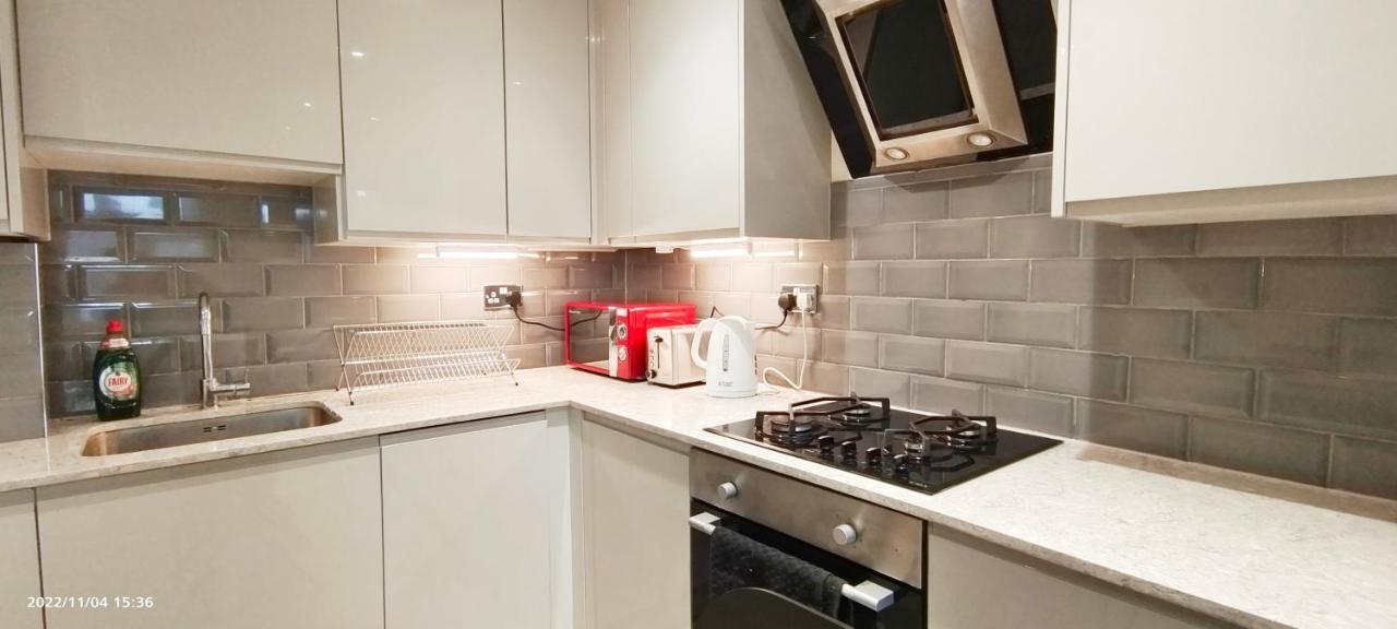 ロンドンFirst Floor Flat 1 Northwoodアパートメント エクステリア 写真