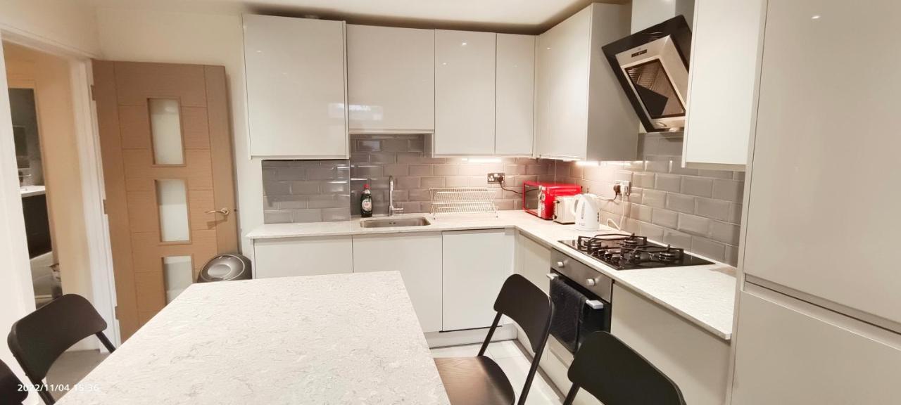 ロンドンFirst Floor Flat 1 Northwoodアパートメント エクステリア 写真