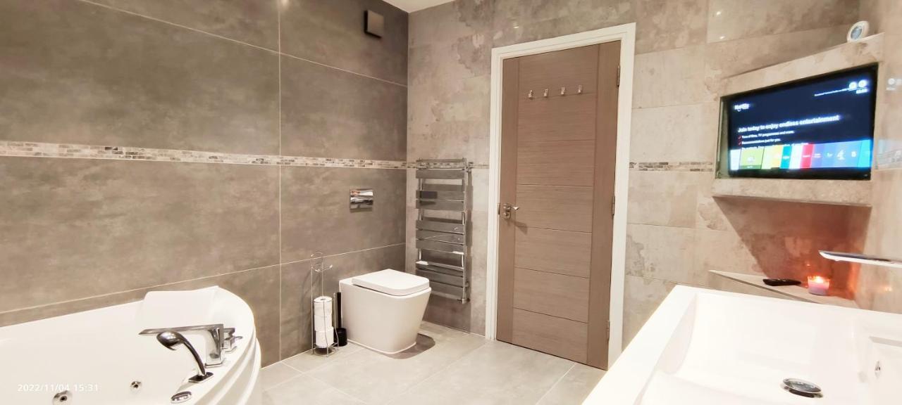 ロンドンFirst Floor Flat 1 Northwoodアパートメント エクステリア 写真