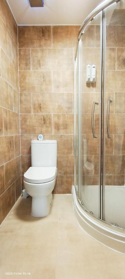ロンドンFirst Floor Flat 1 Northwoodアパートメント エクステリア 写真