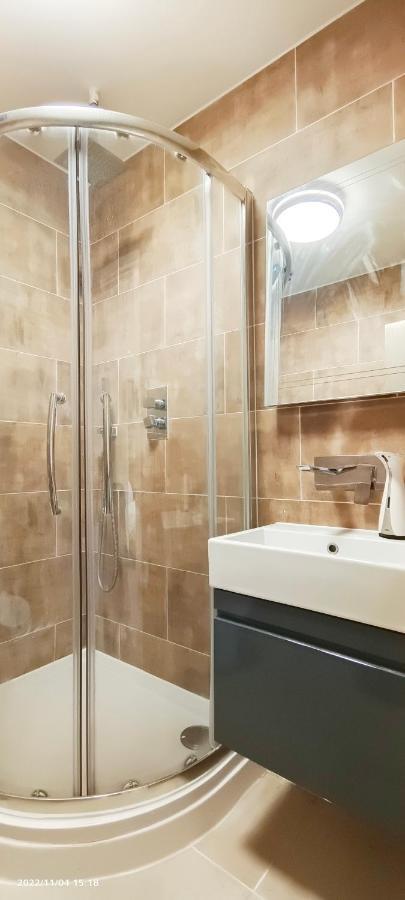 ロンドンFirst Floor Flat 1 Northwoodアパートメント エクステリア 写真