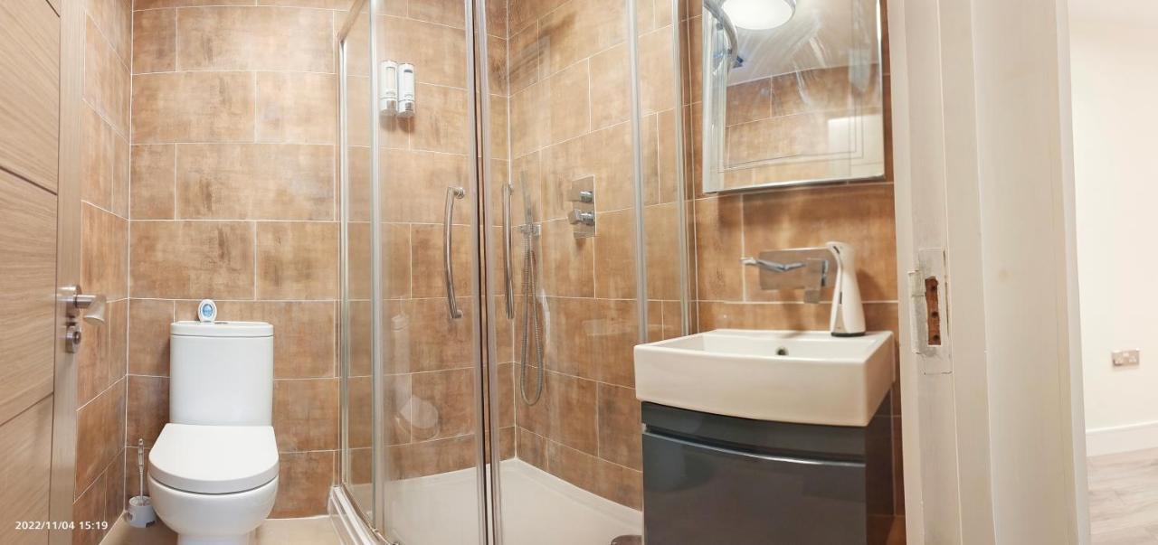 ロンドンFirst Floor Flat 1 Northwoodアパートメント エクステリア 写真